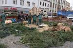 Silný vítr zlomil v pondělí nad ránem vánoční strom na znojemském Horním náměstí.