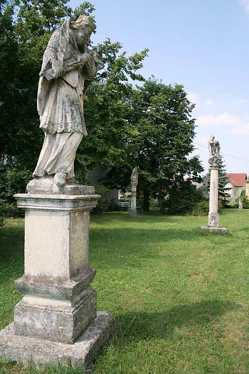 Po Dyjákovičkách je na různých místech rozeseto čtrnáct historických vápencových soch.