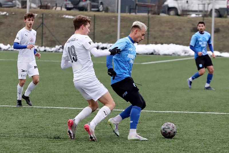 Znojemští fotbalisté (modří) absolvovali druhý přípravný zápas. Na hřišti v Tasovicích v něm podlehli B-týmu Slovácka 1:3.