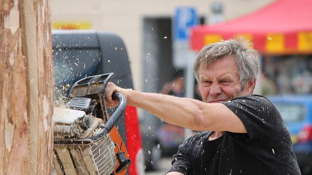 Horní náměstí patří řezbářům. Zatím opracovávají dvoumetrová dubová polena motorovou pilou. 