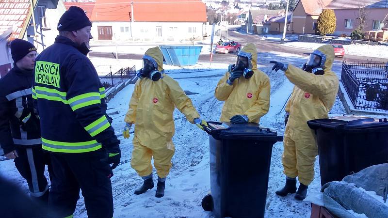 V Moravském Krumlově likvidovali veterináři společně s hasiči drůbež a ptáky, které lidé chovali doma. Ptáci se stali obětí ptačí chřipky.