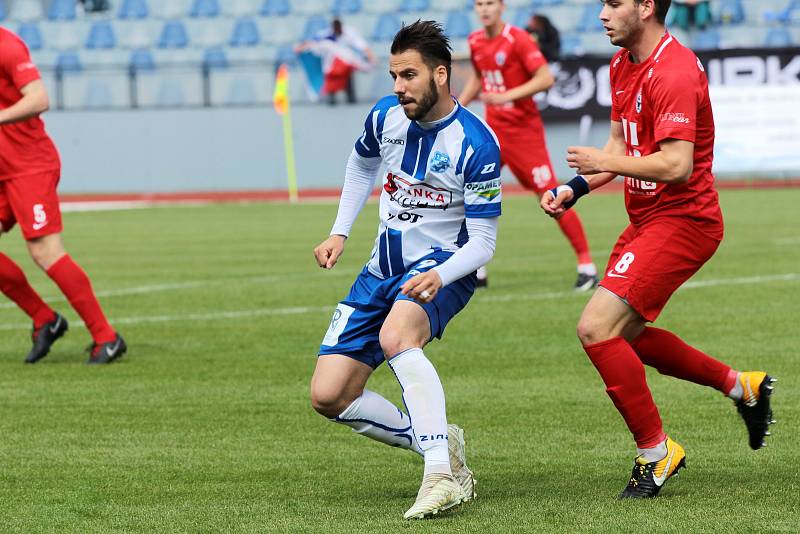 Druholigoví fotbalisté Znojma (v bílomodrých dresech) podlehli v předposledním kole letošní sezony F:NL na domácím hřišti celku MFK Vítkovice 0:3.