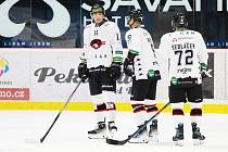 Znojemští hokejisté (v bílém) zahájili doma sezonu v Chance lize po dvanácti letech proti týmu Dukly Jihlava.