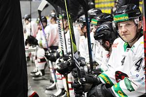 Znojemští hokejisté (v bílém) uzavřeli své působení v Chance lize v rámci 52. kola s Litoměřicemi. Nyní se čeká, jak to bude ve Znojmě vůbec s hokejm.