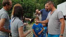 Lidé na hrázi vranovské přehrady přihlíželi již tradičnímu výlovu sektu.