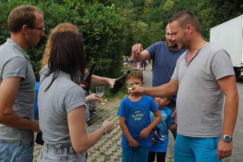 Lidé na hrázi vranovské přehrady přihlíželi již tradičnímu výlovu sektu.