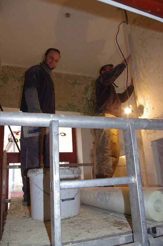 Někdejší restauraci v budově Znojemské Besedy dělníci rekonstruují na pivnici znojemského pivovaru.