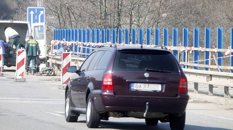 Pracovníci specializované firmy vyěmňují nevyhovující protuihlukovou bariéru na mostě u Dobšic za novou.