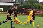 Prohru 2:4 přineslo utkání 22. kola 1.A třídy skupina FK Znojmo (v tmavém) - TJ Sokol Dobšice.