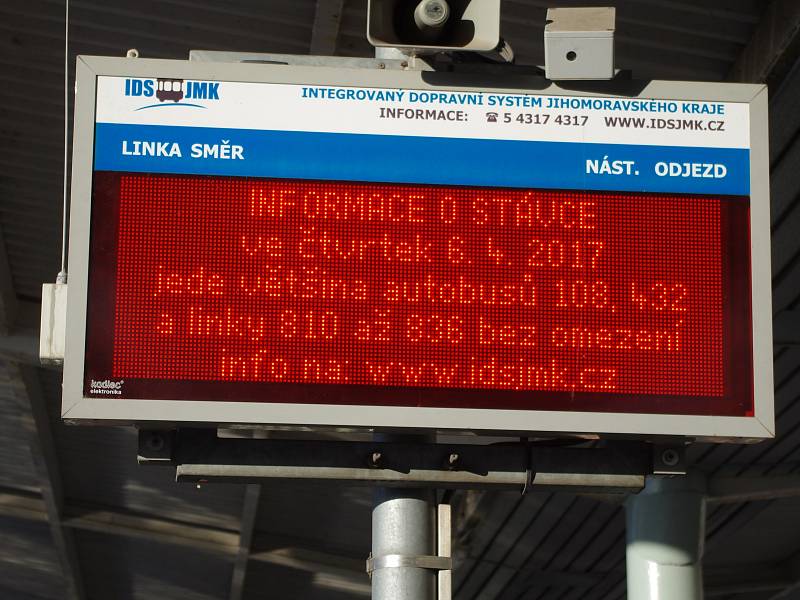 Kvůli stávce mají výpadky některé linky městské dopravy. Regionální linky, včetně spojení do Brna, jezdí prakticky normálně.