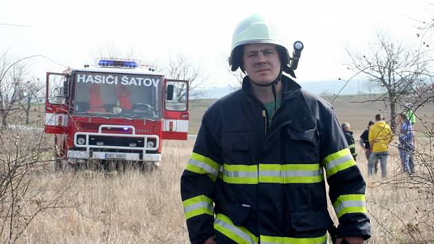 Přibližně dva hektary travnaté plochy hořely u silnice před Popicemi u Znojma. Na místě zasahovalo několik jednotek hasičů. Byli mezi nimi profesionálové ze Znojma, ale také dobrovolní hasiči ze Šatova či Suchohrdel.