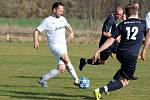 Díky proměněné penaltě porazili hrabětičtí fotbalisté (v bílém) B-tým Horních Kounic 1:0.