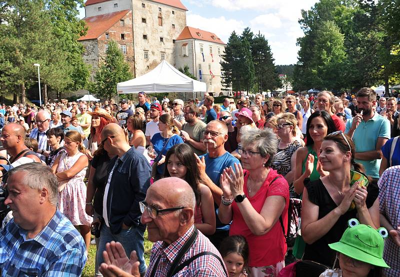 V Miroslavi na Znojemsku oslavili 800 let města meruňkobraním a soutěží o Krále knedlíků.