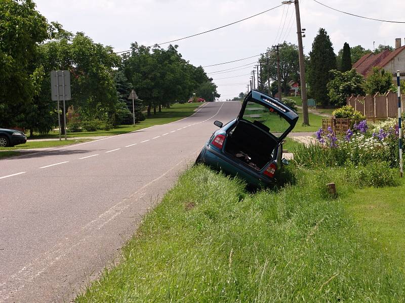 Lékaři i hasiči vyráželi v neděli okolo jedenácté k nehodě, která se odehrála na silnici v obci Trnové Pole nedaleko Pohořelic. Havaroval tam osobní automobil, dvě osoby byly zraněné.