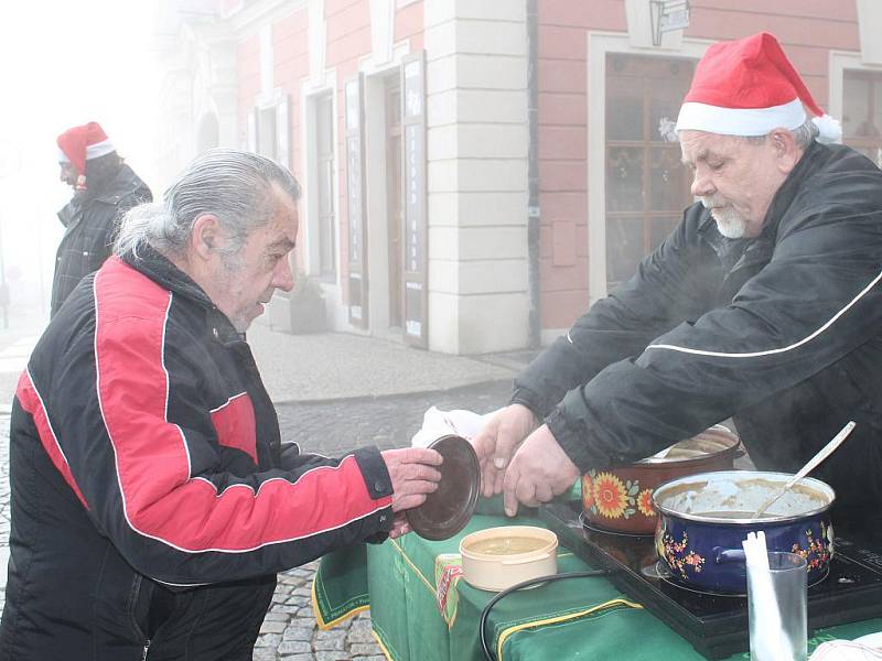 Dopoledne na Štědrý den se ve Znojmě na Masarykově náměstí před hospůdkou U Šneka nalévala rybí i čočková polévka nebo svařák. 