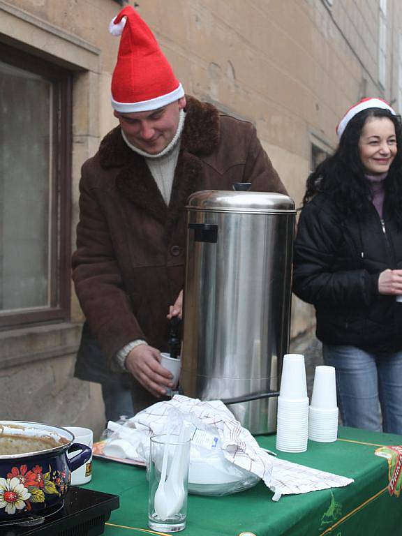Dopoledne na Štědrý den se ve Znojmě na Masarykově náměstí před hospůdkou U Šneka nalévala rybí i čočková polévka nebo svařák. 