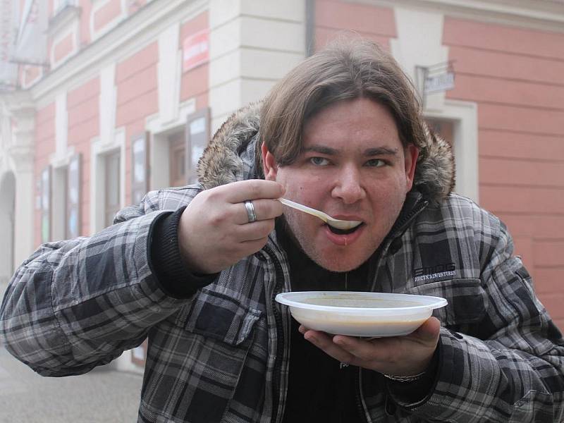 Dopoledne na Štědrý den se ve Znojmě na Masarykově náměstí před hospůdkou U Šneka nalévala rybí i čočková polévka nebo svařák. 