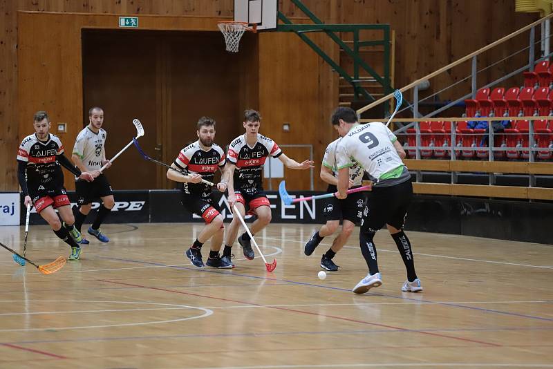 Florbalisté Znojma (černo-červení) hráli proti týmu Českých Budějovic.