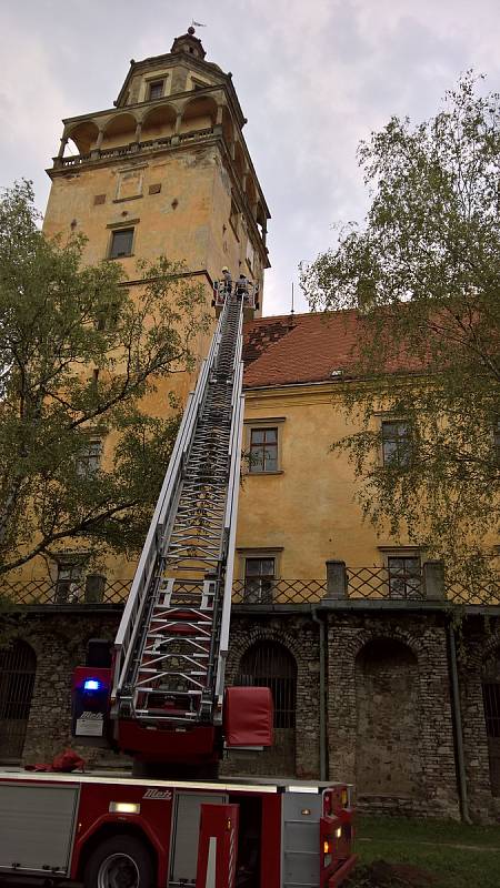 Bouřka v noci na pátek poničila střechu zámku v Moravském Krumlově.