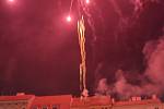 Několik stovek lidí přišlo přivítat začátek roku 2013 na Horní náměstí ve Znojmě. Po půlnoci rozzářil oblohu slavnostní ohňostroj. Slavnostní novoroční ohňostroj mohli tradičně sledovat i lidé v Miroslavi na Znojemsku.