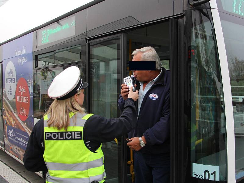 Policejní kontroly na alkohol u řidičů autobusů.
