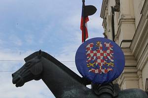 Socha Jošta na Moravském náměstí. Štít je potažený moravským erbem s šachovanou orlicí.
