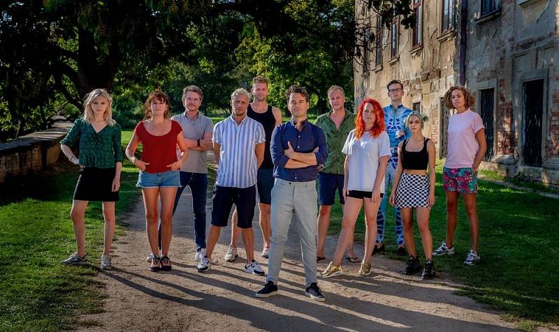 Za naprostého utajení točil vloni v létě v České republice štáb nizozemské veřejnoprávní televize NPO 1 soutěžní reality show “Wie is de Mol?“ (v překladu „Kdo je zrádce?“).