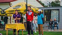 Na hřišti v Jevišovicích uspořádali tamější fotbalistky turnaj na podporu spoluhráčky Andreji Dundové. Účastníci turnaje podpořili mladou sportovkyni padesáti tisíci korunami.