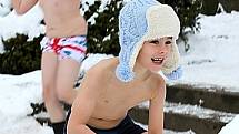 Děti ze Základní školy Jubilejní park se pravidelně otužují. Dovádění ve sněhu mají rády. Preventivně tak bojují proti chřipce.