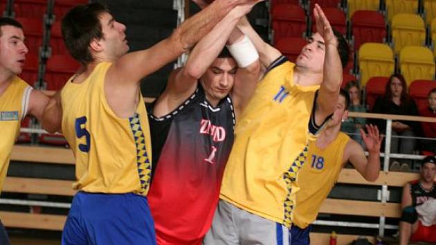 Znojemští basketbalisté v utkání se Slavičínem.