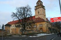 Zámek v Moravském Krumlově. Hrad přestavěný na zámek s arkádovým nádvořím, vlastníkem je město.