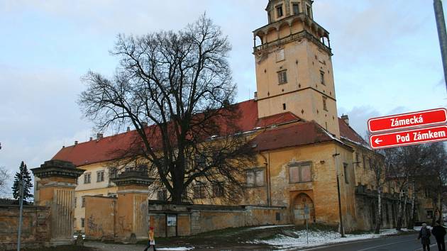 Zámek v Moravském Krumlově. Hrad přestavěný na zámek s arkádovým nádvořím, vlastníkem je město.