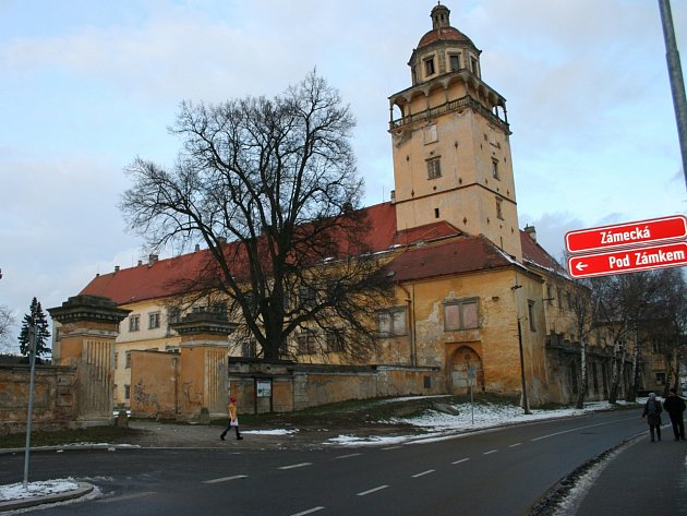 Zámek v Moravském Krumlově. Hrad přestavěný na zámek s arkádovým nádvořím, vlastníkem je město.