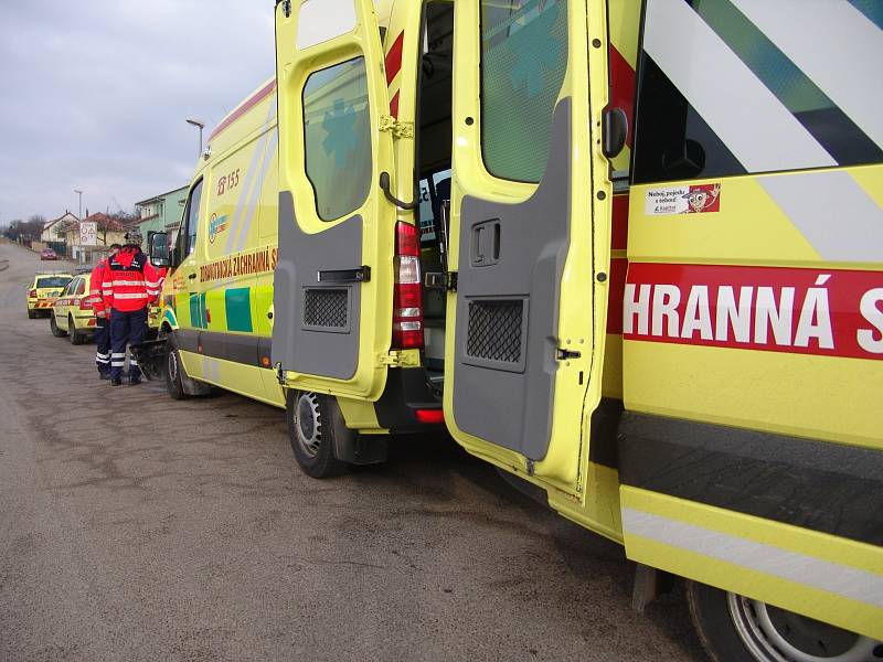 Srážka sanitky s osobním autem si ve Znojmě vyžádala lehčí zranění. Pro sanitkou převážejícího pacienta musel přijet další sanitní vůz.
