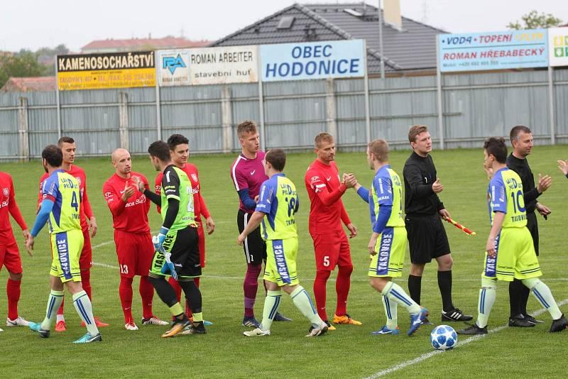 Fotbalisté divizních Tasovic ve středu na domácím pažitu porazili Lanžhot 2:1.