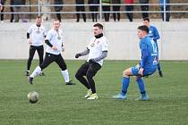 Tasovičtí fotbalisté (bílí) sehráli druhé přípravné utkání, v němž na domácí umělé trávě vyzvali celek rakouského SK Wullersdorf.