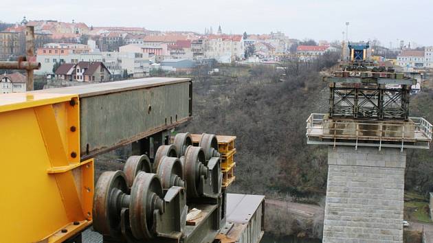 Demontáž železničního mostu přes Dyji vrcholí