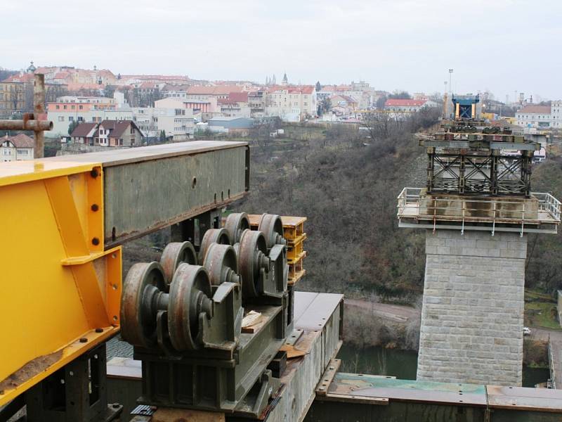 Demontáž železničního mostu přes Dyji vrcholí