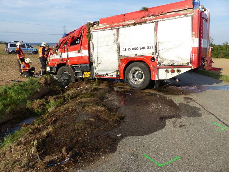 Nehoda vozu hasičů nedaleko Moravského Krumlova na Znojemsku. Na cestě k zásahu se cisterna převrátila.