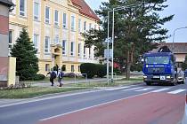 Dlouhou objížďku zavřené silnice I/53 u Znojma vedoucí přes Hevlín a Hrušovany nad Jevišovkou (na snímku)  řidiči téměř nevyužívají. Volí kratší trasu přes jiné obce.