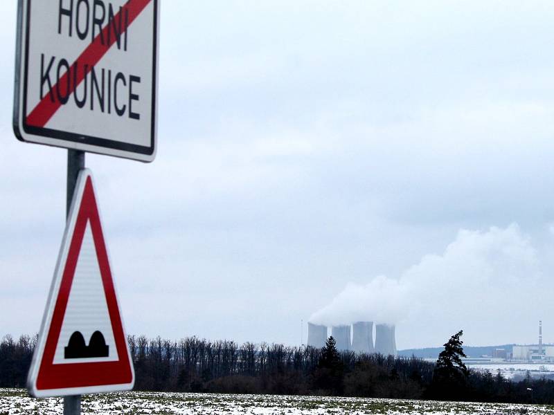 Přestože stojí už na Třebíčsku, je jaderná elektrárna u Dukovan vidět z celého Znojemska. Z oken domů na ni vidí i lidé jedné z nejsevernějších vesnic regionu.