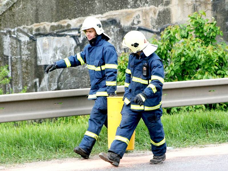 Havárie  tahače s bagrem u dobšického viaduktu