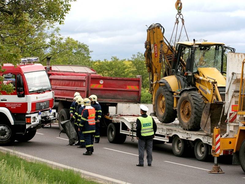 Havárie  tahače s bagrem u dobšického viaduktu