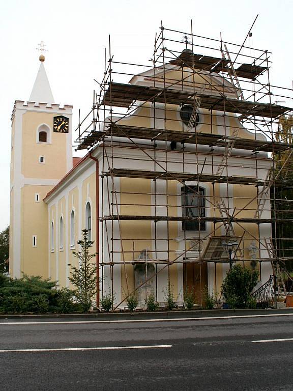 Gotická věž a hlavní loď kostela ve Chvalovicích dostává novou fasádu.