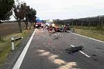 Vážná nehoda dvou aut a malého traktoru u Suchohrdel.