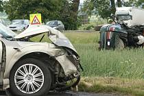 Dva lidské životy si vyžádala sobotní tragická srážka dvou osobních aut na kasárenské křižovatce u Znojma.