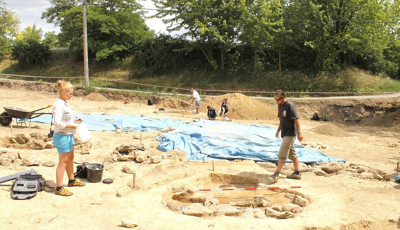 Na trase budoucího obchvatu Znojma našli archeologové další hroby a kostry.