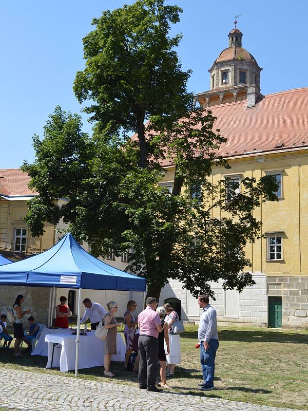 Dlouho očekávaná oprava jižního křídla zámku v Moravském Krumlově začala ve čtvrtek slavnostním sekáním na nádvoří zámku.