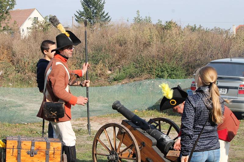 Přestože ostrý vítr cuchal co chvíli lidem vlasy, letošní Podzimní bohutické slavnosti si v sobotu nenechaly ujít zástupy návštěvníků. Až na vítr počasí slavnostem přálo.