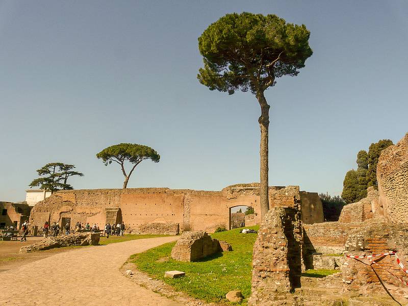 Slavný římský pahorek Palatin s ruinami někdejších císařských sídel dal jméno všem palácům.